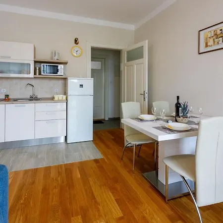 Laura Apartment *